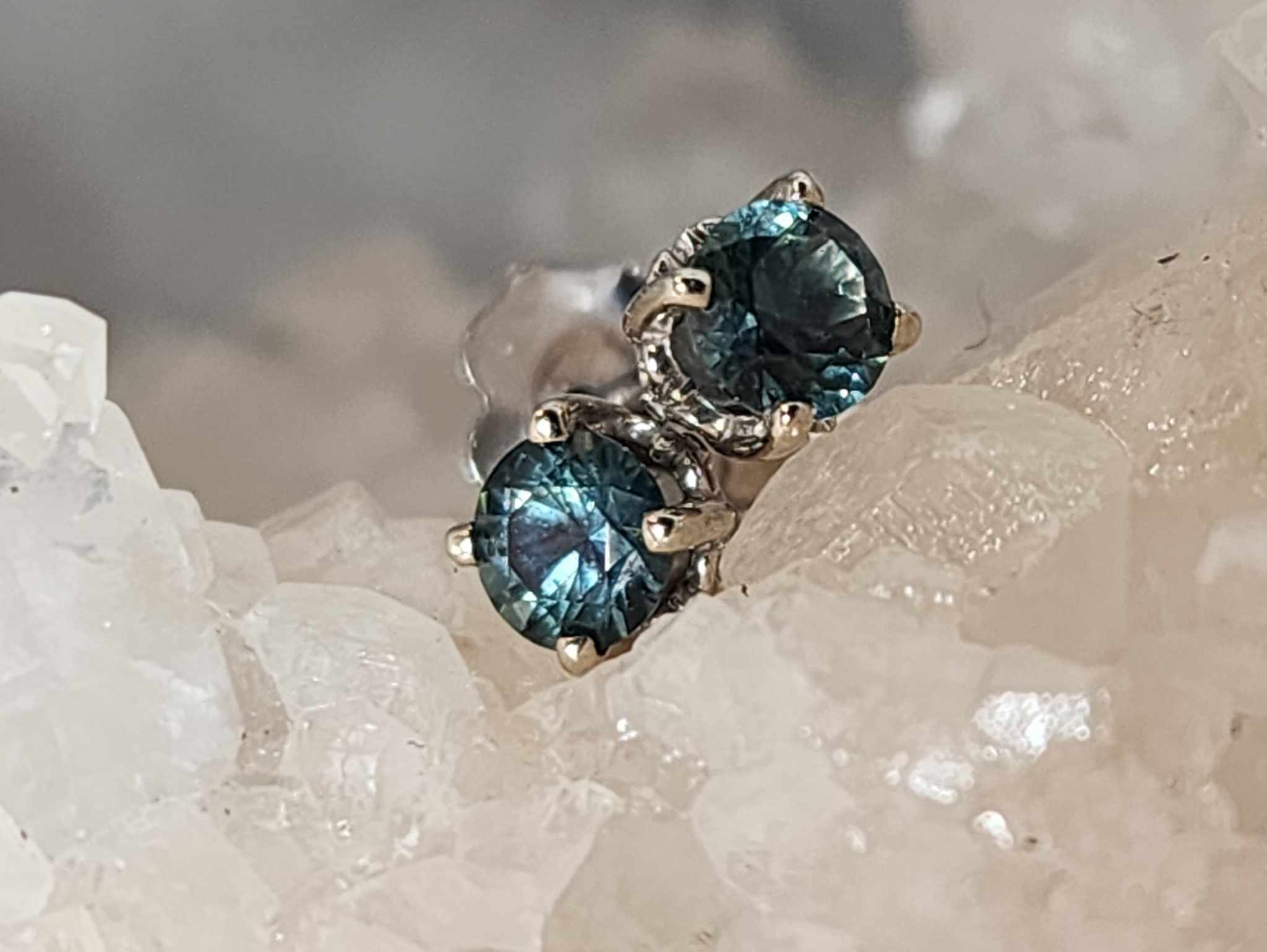 1.06ctw Montana Sapphire Earrings in Yellow Gold Diamond Halo Setting –  Anueva Jewelry