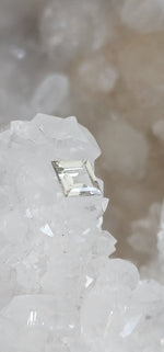 Load image into Gallery viewer, Montana Sapphire .65 CT White Gold Lozenge Cut
